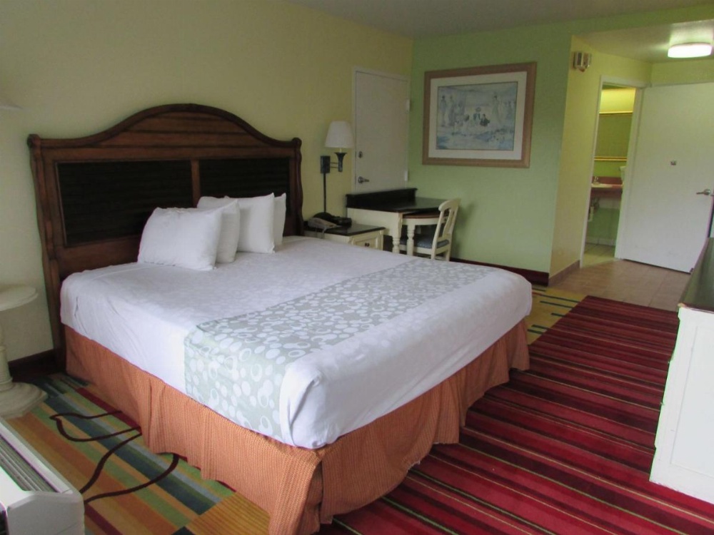 Standard Room with One Double Bed - Disability Access with Tub